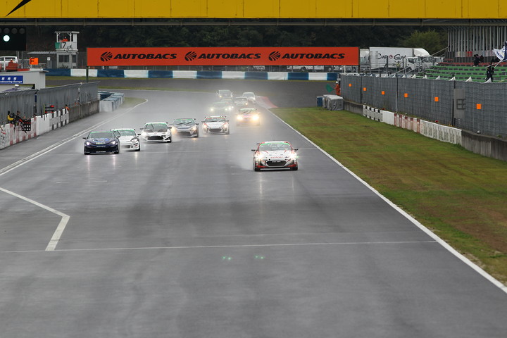 グループ2決勝: 3時間の決勝レースがスタートした