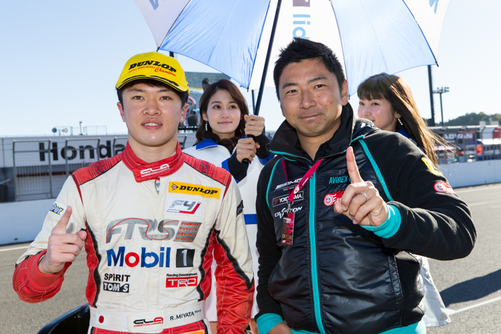 チャンピオンを決めた宮田莉朋（TOM'S SPIRIT）と片岡龍也