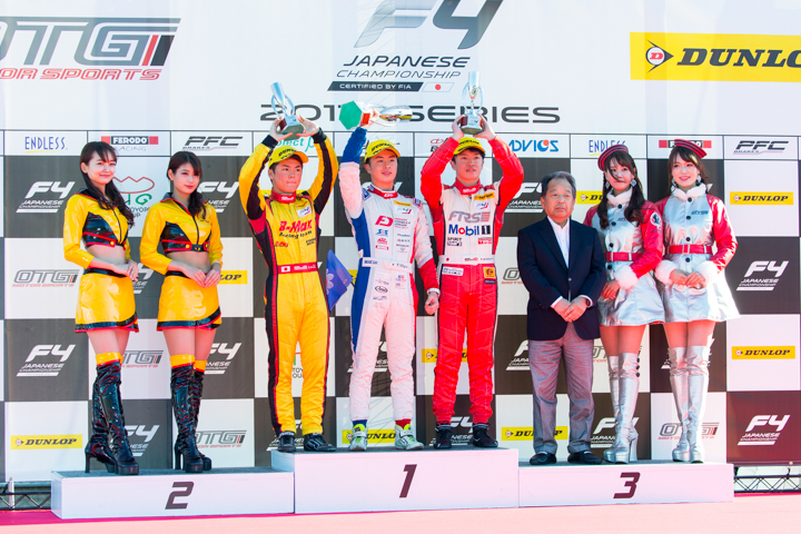 表彰式: 優勝・大湯都史樹、2位・澤田真治、3位・宮田莉朋