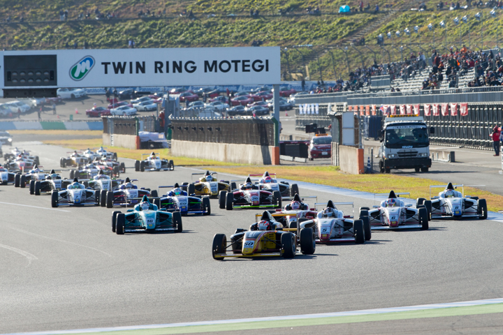 快晴の下、12周の決勝レースがスタートした