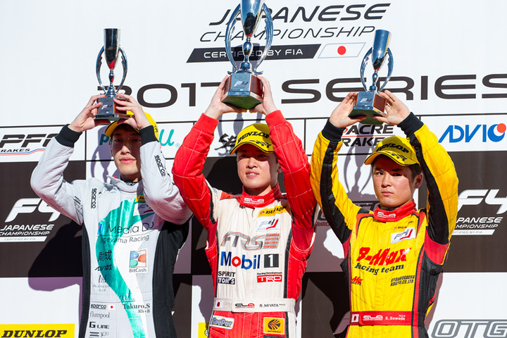 表彰式: 優勝・宮田莉朋、2位・篠原拓郎、3位・澤田真治