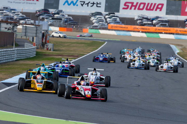 オープニングラップの3コーナーに侵入するトップグループ