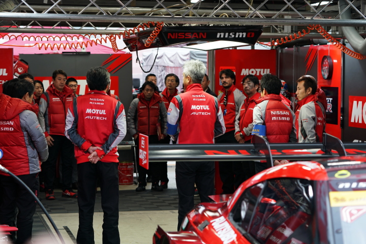 公式練習: NISMO、走行前のミーティング