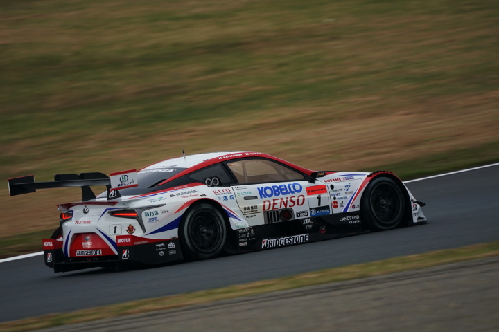 公式練習: ヘイッキ・コバライネン／平手晃平組（DENSO KOBELCO SARD LC500）