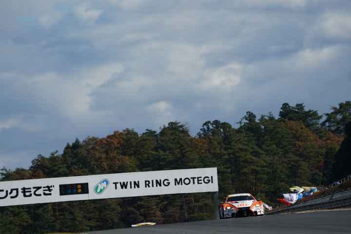 公式練習: 中嶋一貴／ジェームス・ロシター組（au TOM'S LC500）