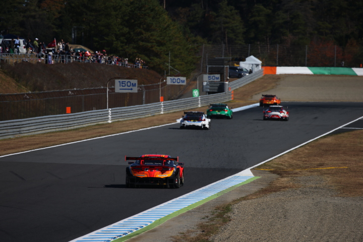 DTMデモンストレーションラン: SUPER GTマシンとDTMマシンの混走