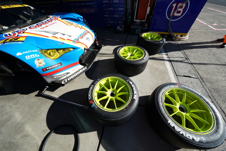 公式予選: TEAM UPGARAGE with BANDOHのピットに用意されたタイヤ