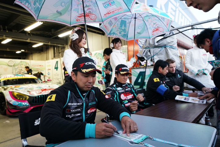 GTキッズウォーク: サインをする片岡龍也（GOODSMILE RACING & TeamUKYO）