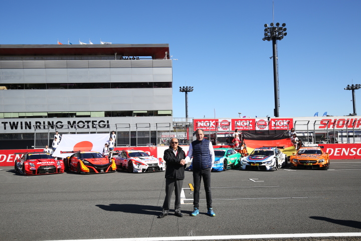 DTMデモンストレーションラン: 握手をするGTA坂東正明社長とDTMゲルハルト・ベルガーチェアマン