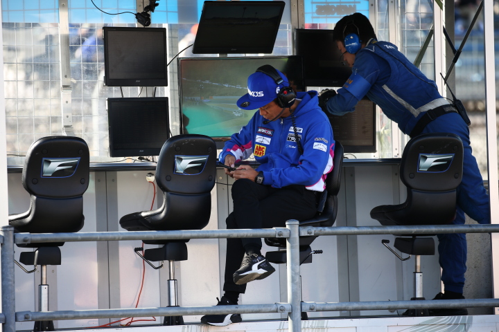 スタート進行: 脇阪寿一監督（LEXUS TEAM LEMANS WAKO'S）