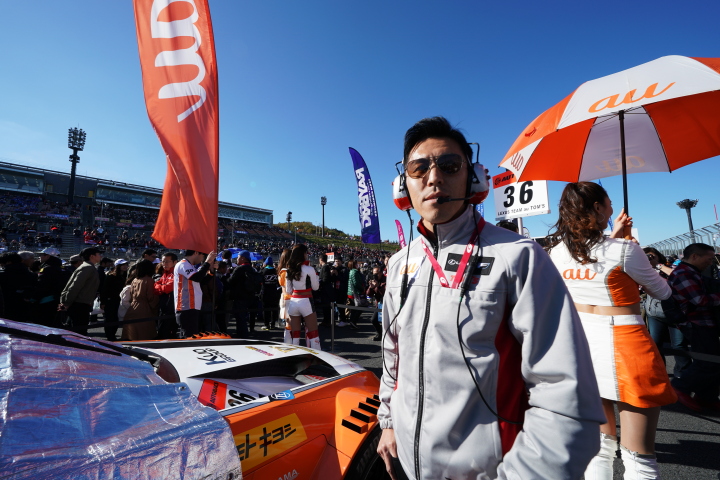 スタート進行: 伊藤大輔監督（LEXUS TEAM au TOM'S）