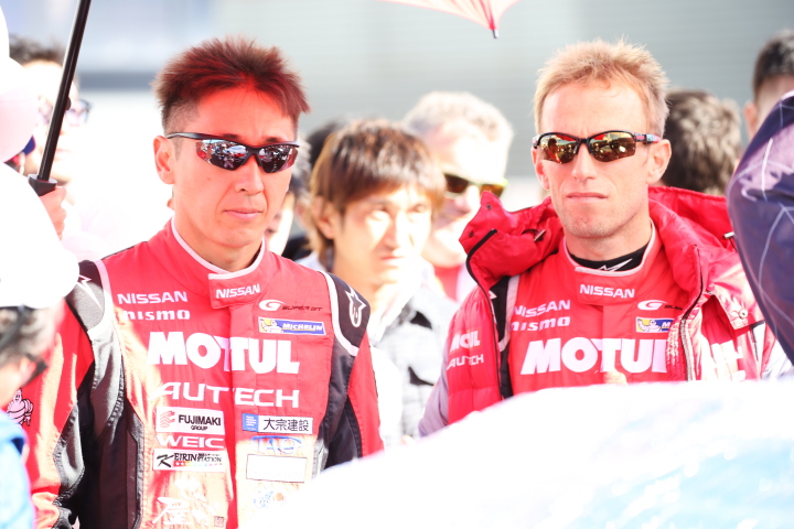 スタート進行: 松田次生とロニー・クインタレッリ（NISMO）