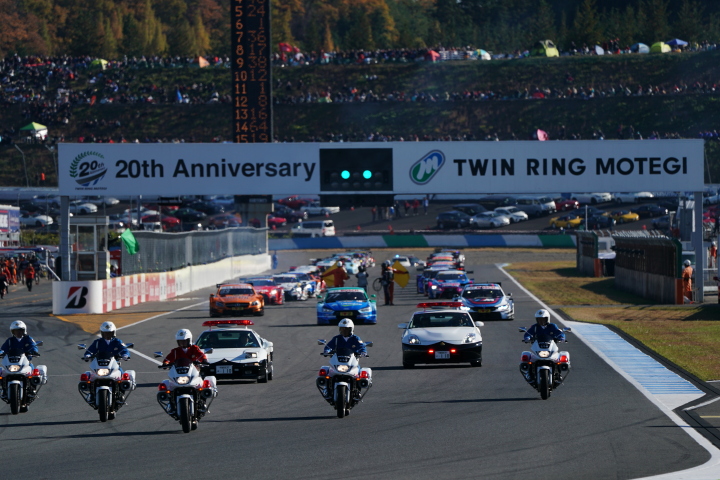 決勝レース: 栃木県警交通機動隊の先導でパレードラップが始まった