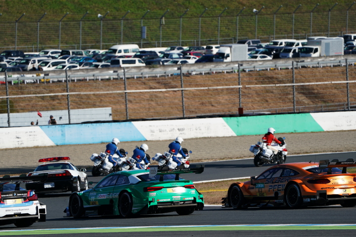 決勝レース: パレードラップを行う栃木県警交通機動隊とDTMマシン