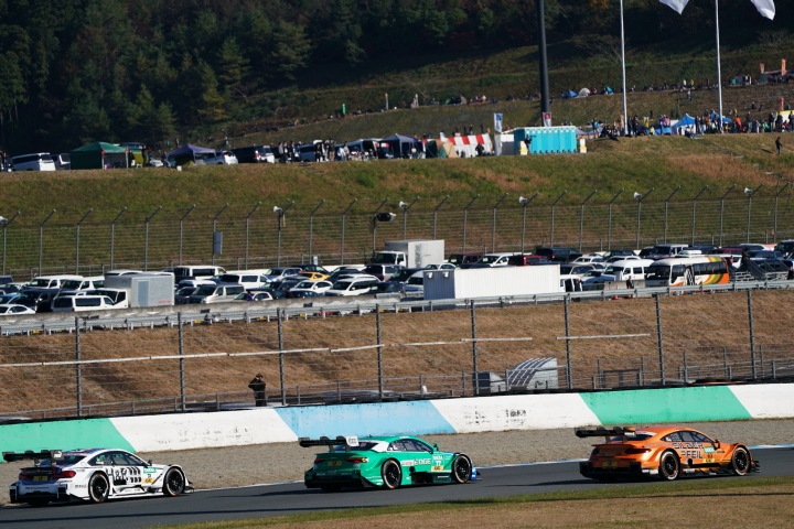 決勝レース: パレードラップを先導するDTMマシン