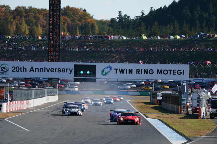 決勝レース: GT500クラスのスタートシーン