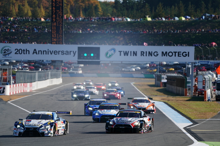 決勝レース: GT500クラスのスタートシーン