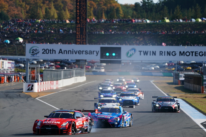 決勝レース: GT500クラスのスタートシーン