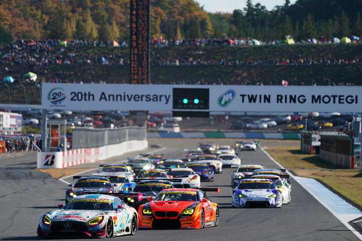 決勝レース: GT300クラスのスタートシーン