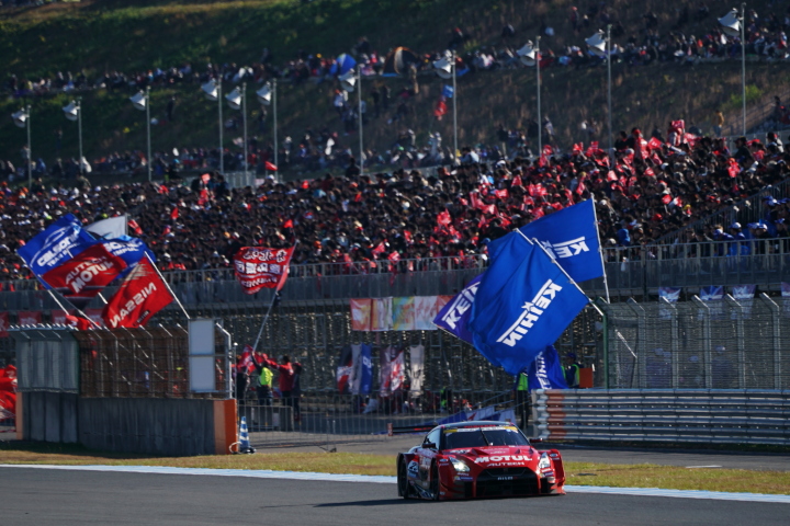 決勝レース: ロニー・クインタレッリ（MOTUL AUTECH GT-R）