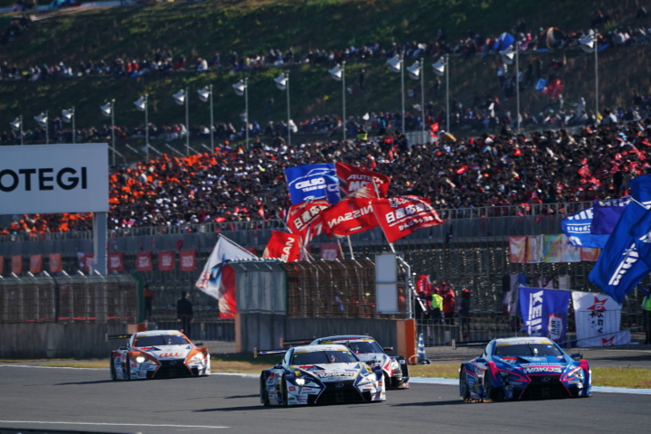 決勝レース: 序盤、2位争いの集団