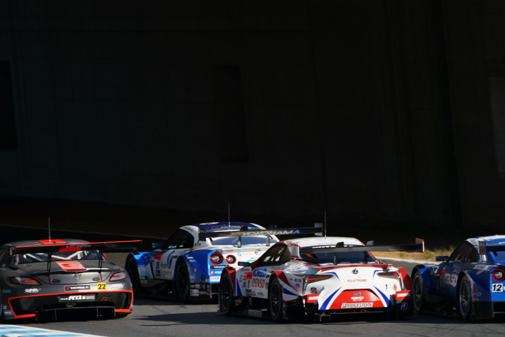 決勝レース: GT500クラス3台のバトルにGT300の周回遅れが絡む