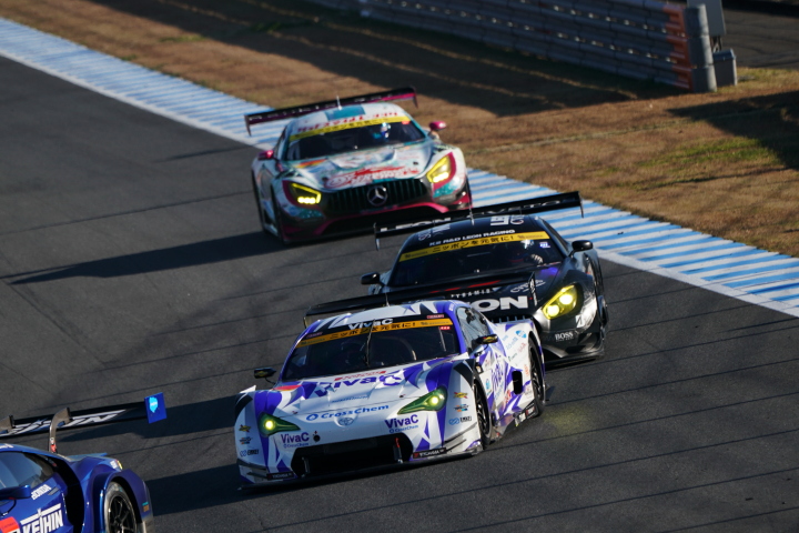 決勝レース: レース終盤、後続を押さえる松井孝允（VivaC 86 MC）