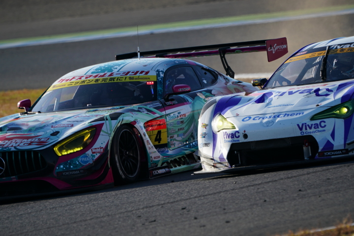 決勝レース: 谷口信輝（グッドスマイル初音ミクAMG）と松井孝允（VivaC 86 MC）の争い