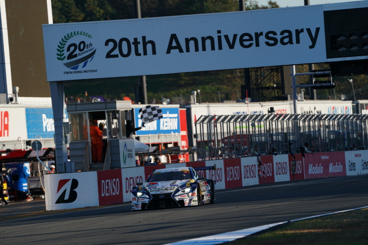 決勝レース: GT500クラス、2位でゴールしシリーズチャンピオンを獲得した平川亮（KeePer TOM'S LC500）