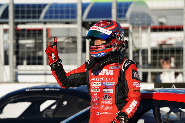 決勝レース: GT500クラスで優勝した松田次生（NISMO）