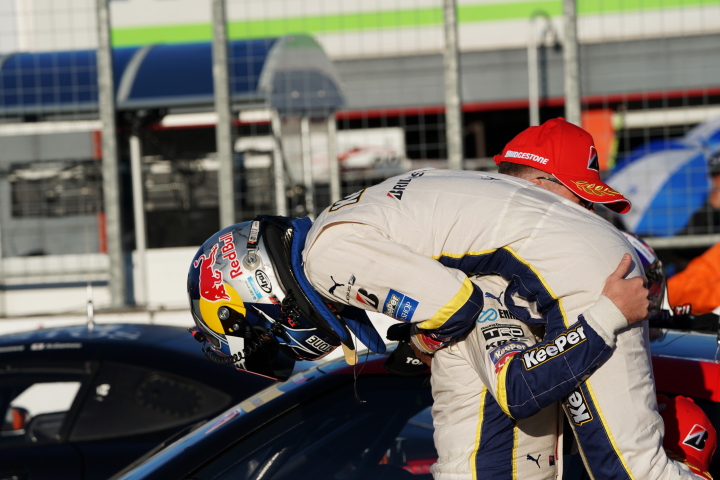 決勝レース: GT500クラスでチャンピオンを獲得して抱き合うニック・キャシディと平川亮（LEXUS TEAM KeePer TOM'S）