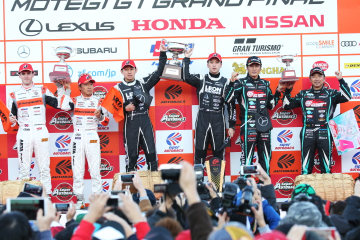 表彰式: GT300クラスの上位3チーム