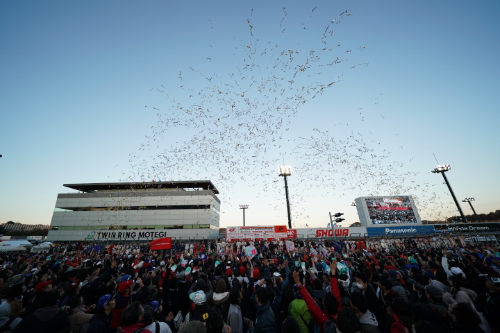 グランドフィナーレ: もてぎの上空に紙吹雪が舞う。2017年の長いシーズンが終わった