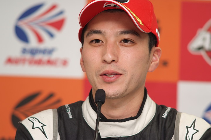 決勝記者会見: GT300クラスで優勝した蒲生尚弥（K2 R&D LEON RACING）