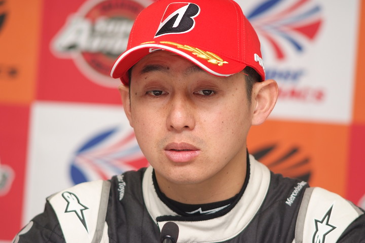決勝記者会見: GT300クラスで優勝した黒澤治樹（K2 R&D LEON RACING）
