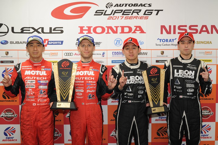 決勝フォトセッション: 両クラスの優勝ドライバー