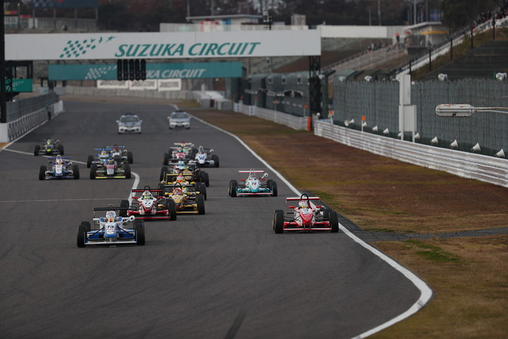 日本一決定戦決勝: 10周の決勝レースがスタートした