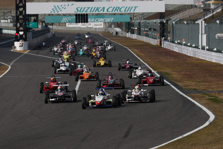 日本一決定戦決勝: 10周の決勝レースがスタートした