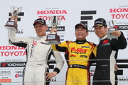Nクラス表彰式: 優勝・DRAGON(中央)、2位・植田正幸(左)、3位・アレックス・ヤン(右) f3-rd12-r-podium-n