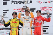 表彰式: 優勝・坪井翔(中央)、2位・高星明誠(左)、3位・大津弘樹(右) f3-rd13-r-podium-1