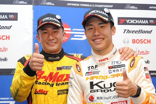 決勝フォトセッション: 総合優勝の坪井翔(右)とNクラス優勝のDRAGON(左) f3-rd13-r-ps-winners