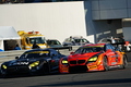 決勝レース: ショーン・ウォーキンショー（ARTA BMW M6 GT3）を捉えて蒲生尚弥（LEON CVSTOS AMG）がGT300クラスのトップに立つ