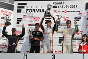 表彰式: 優勝・石浦宏明(中央)、2位・フェリックス・ローゼンクヴィスト(左)、3位・アンドレ・ロッテラー(右) sf-rd3-r-podium