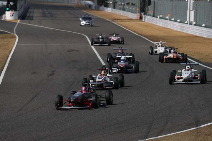 22周の決勝レースがスタートした