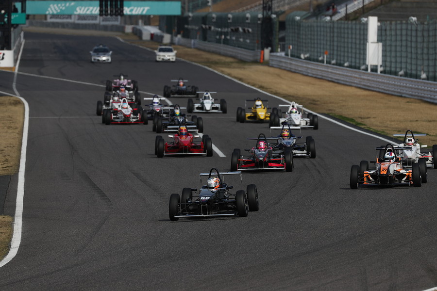 10周の決勝レースがスタートした