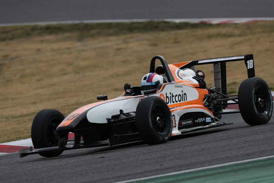 優勝してウイニングラップで観客に手を上げる岡本大地（BITCOIN悟17J）