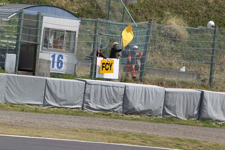 フリー走行: 今シーズンから導入されたフルコースイエローの提示