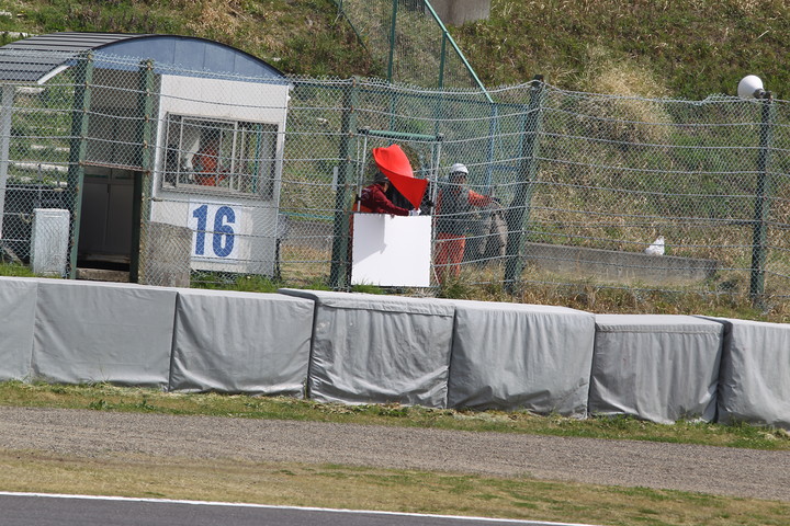 フリー走行: 赤旗は計3回提示された