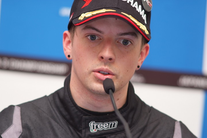 決勝記者会見: Nクラスで優勝したジェイク・パーソンズ（NODA RACING）