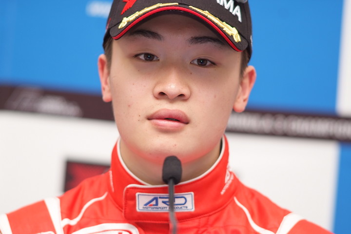 決勝記者会見: 3位の阪口晴南（TODA RACING）